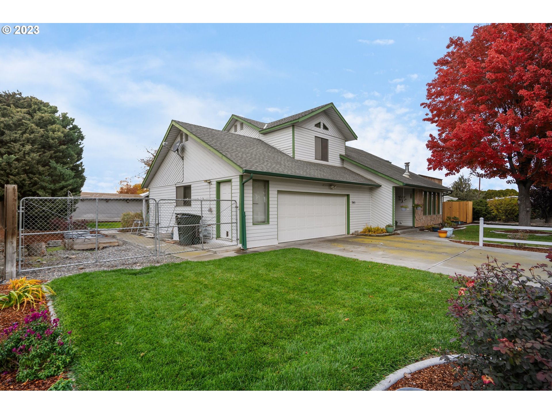 345 3rd Street Northeast Irrigon, OR 97844 - Photo 4 of 39 a view of a house with a yard and sitting area