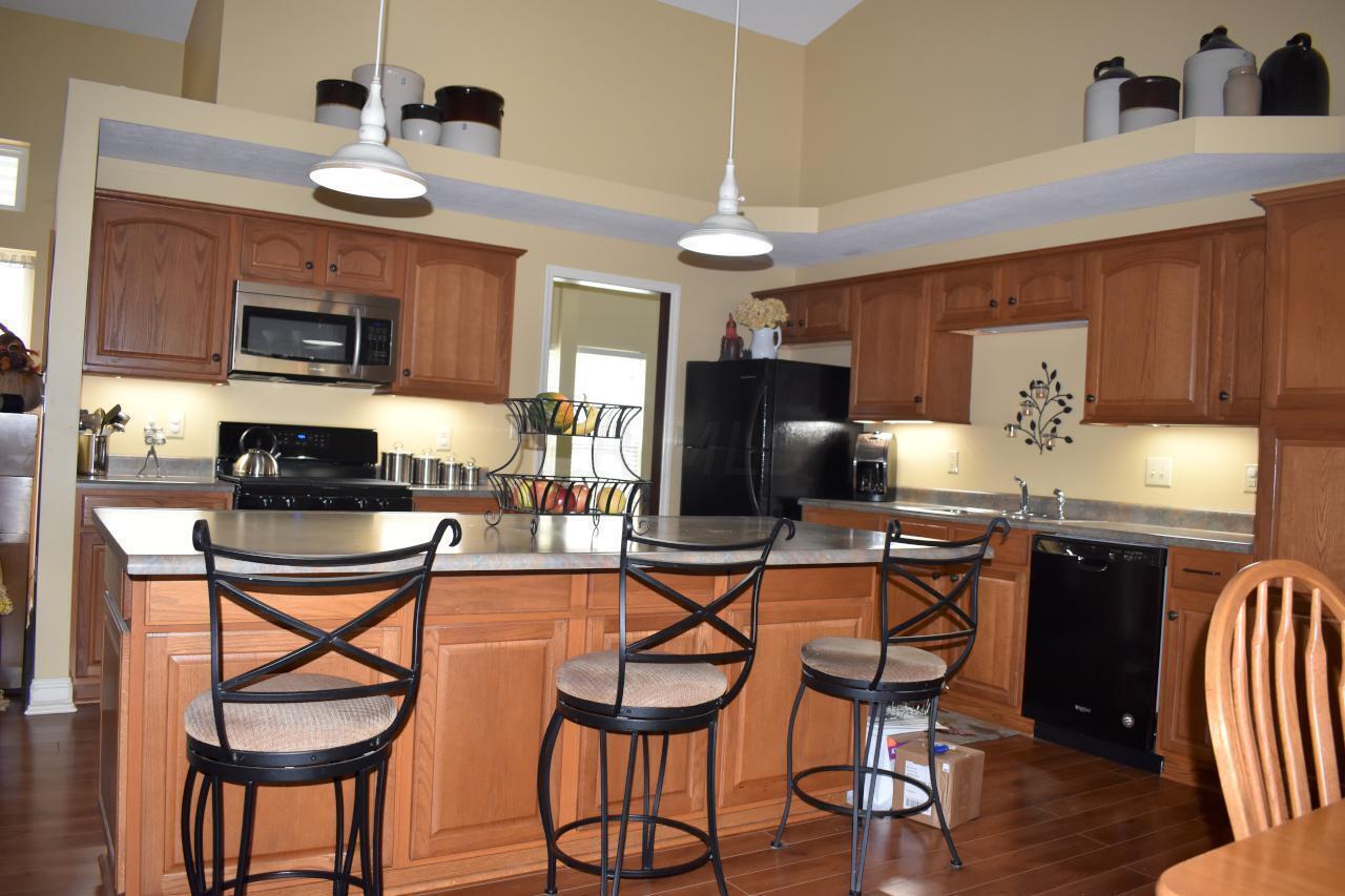 5530 Westfall Road Southwest Lancaster, OH 43130 - Photo 7 of 74 Island seating