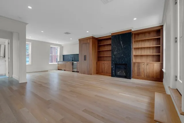 a view of empty room with a cabinet and cabinet