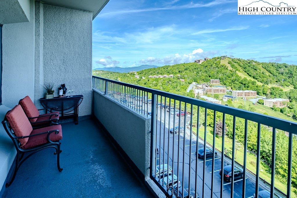 303 Sugar Top Drive, Unit 43427 Sugar Mountain, NC 28604 - Photo 6 of 18 a view of a chairs and table in patio