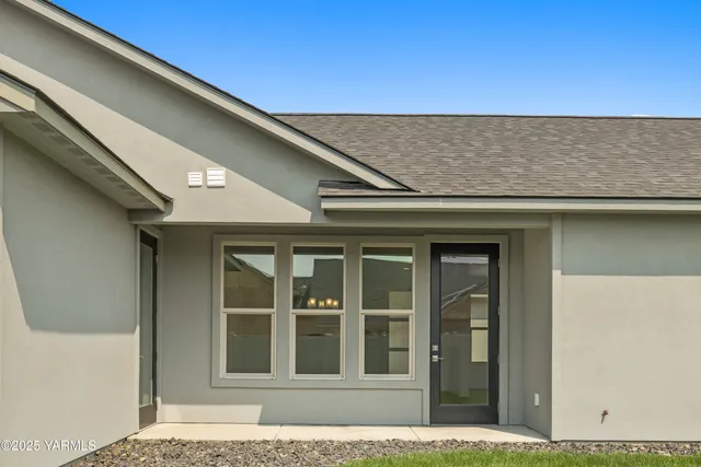 a view of a house with backyard