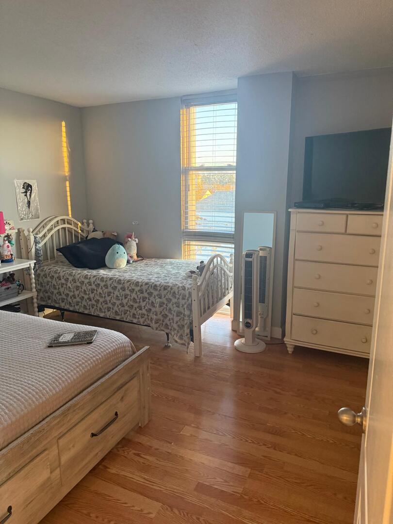 1043 South York Road, Unit 411 Bensenville, IL 60106 - Photo 20 of 31 a bedroom with two beds and painted walls