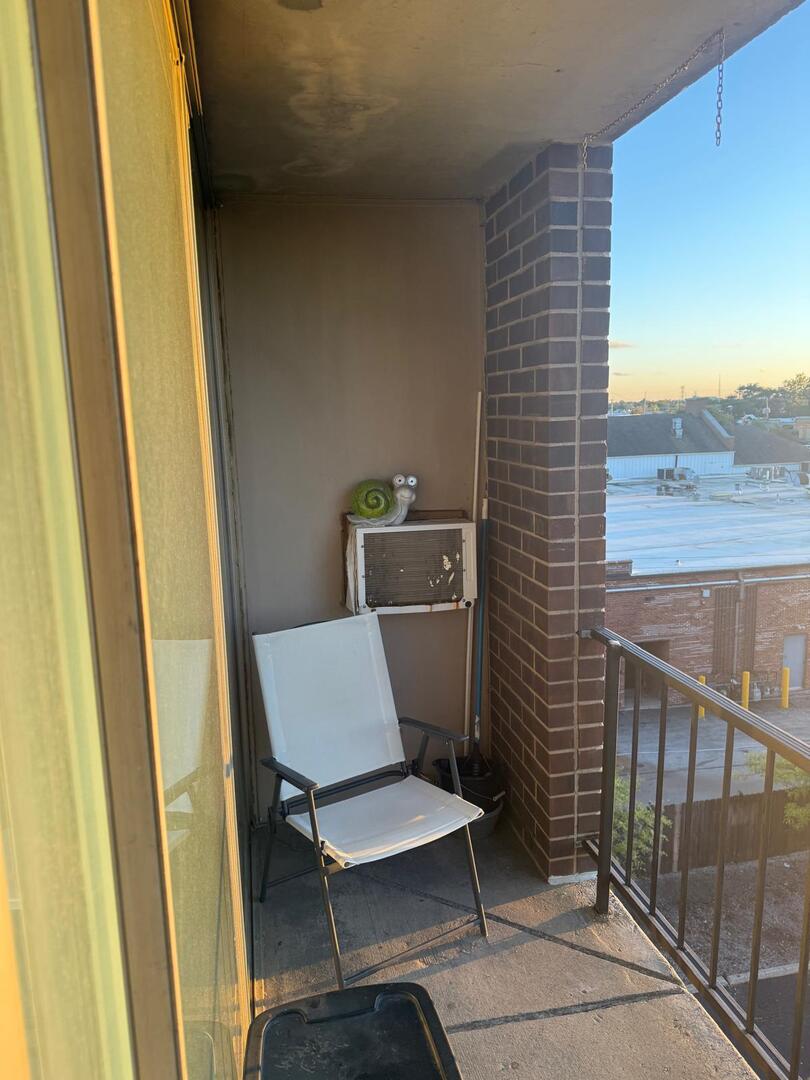 1043 South York Road, Unit 411 Bensenville, IL 60106 - Photo 25 of 31 a bathroom with a toilet and a sink