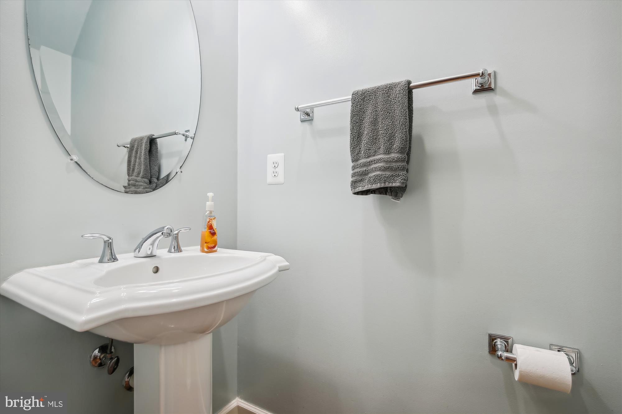 3461 Kemper Road Arlington, VA 22206 - Photo 14 of 27 Main level half bathroom