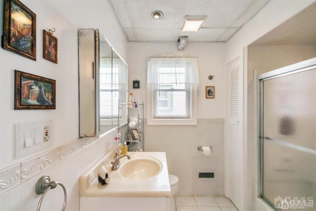 122 South Lincoln Avenue Middlesex, NJ 08846 - Photo 13 of 37 a bathroom with a tub sink and mirror