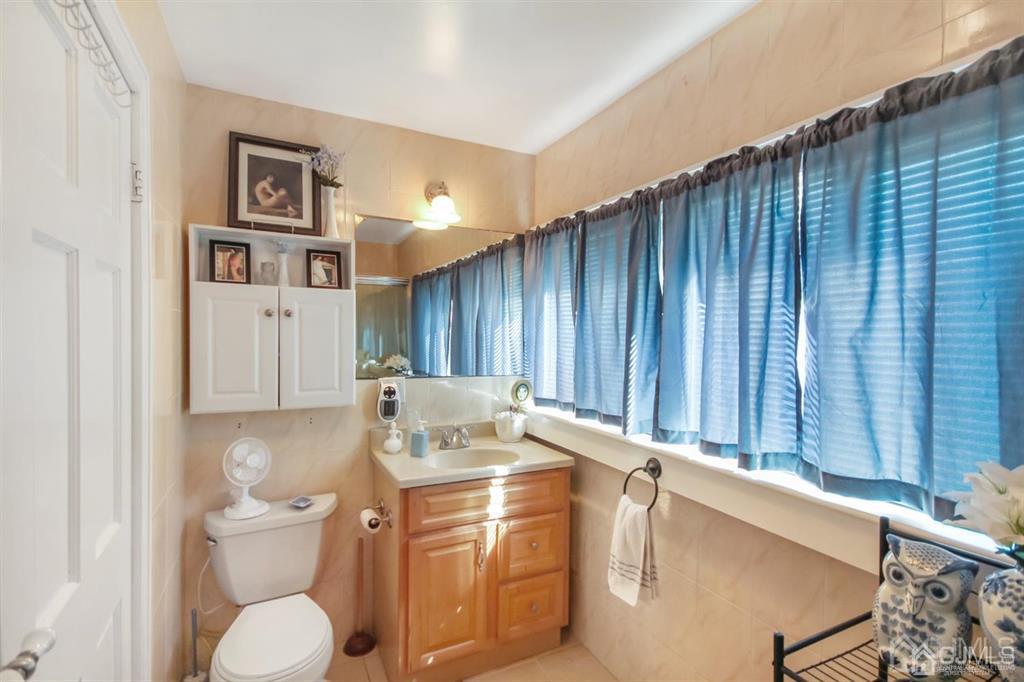 122 South Lincoln Avenue Middlesex, NJ 08846 - Photo 19 of 37 a room with a washer and dryer