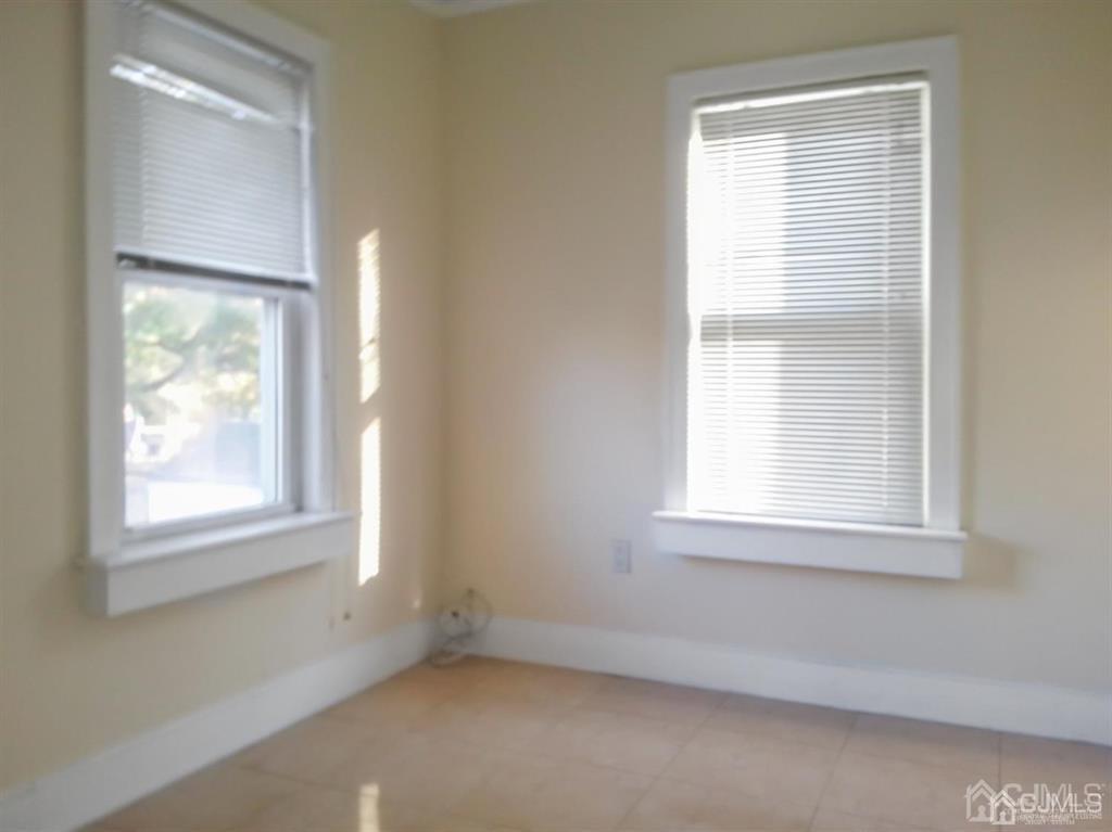 122 South Lincoln Avenue Middlesex, NJ 08846 - Photo 23 of 37 an empty room with a window
