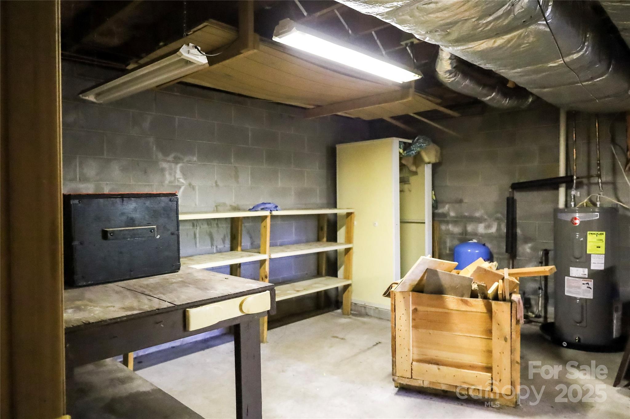 7 Windy Hollow Road Asheville, NC 28806 - Photo 23 of 39 a workspace with furniture