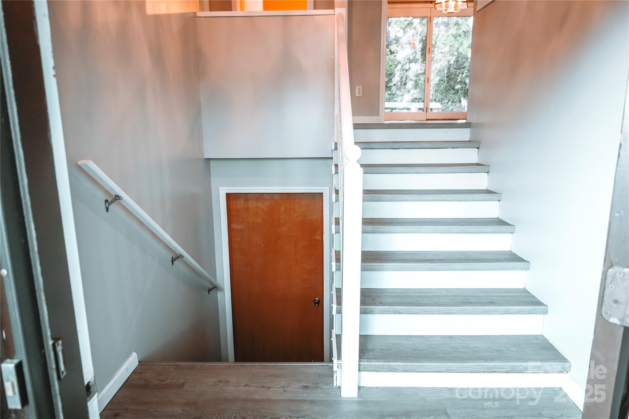 7 Windy Hollow Road Asheville, NC 28806 - Photo 4 of 39 a view of entryway