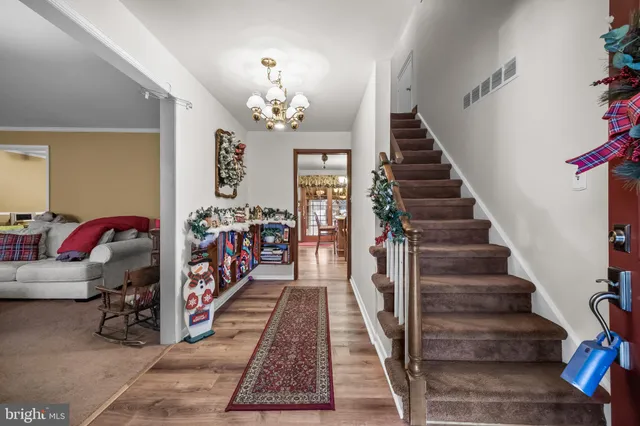 a view of entryway with livingroom