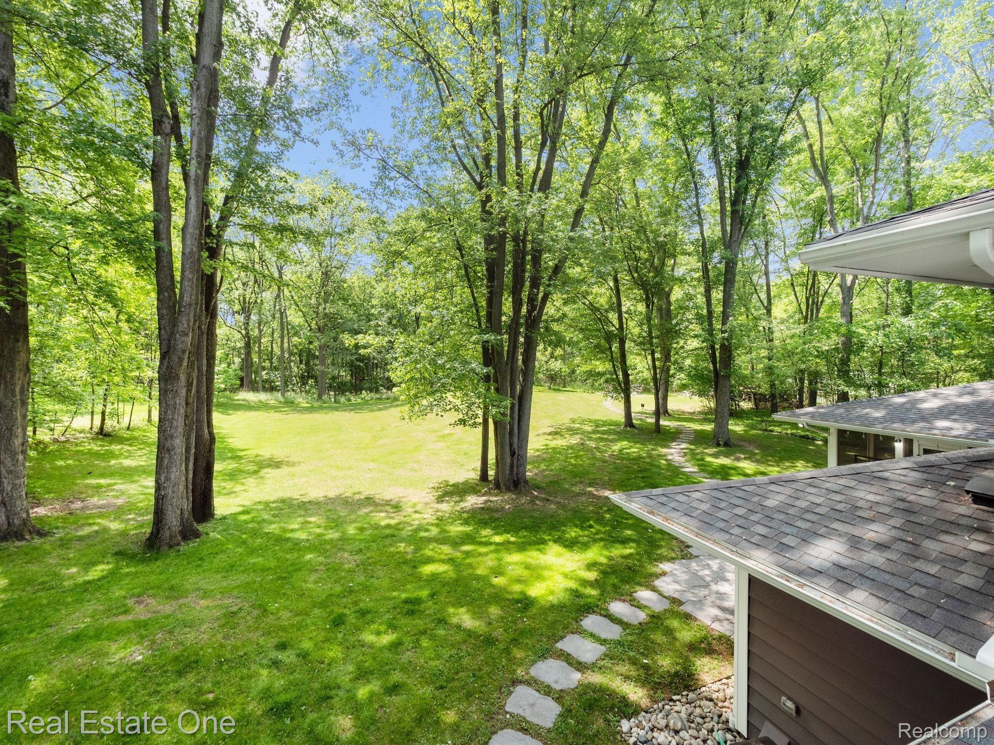 1090 Avon Circle West Rochester, MI 48309 - Photo 11 of 71 8.jpg