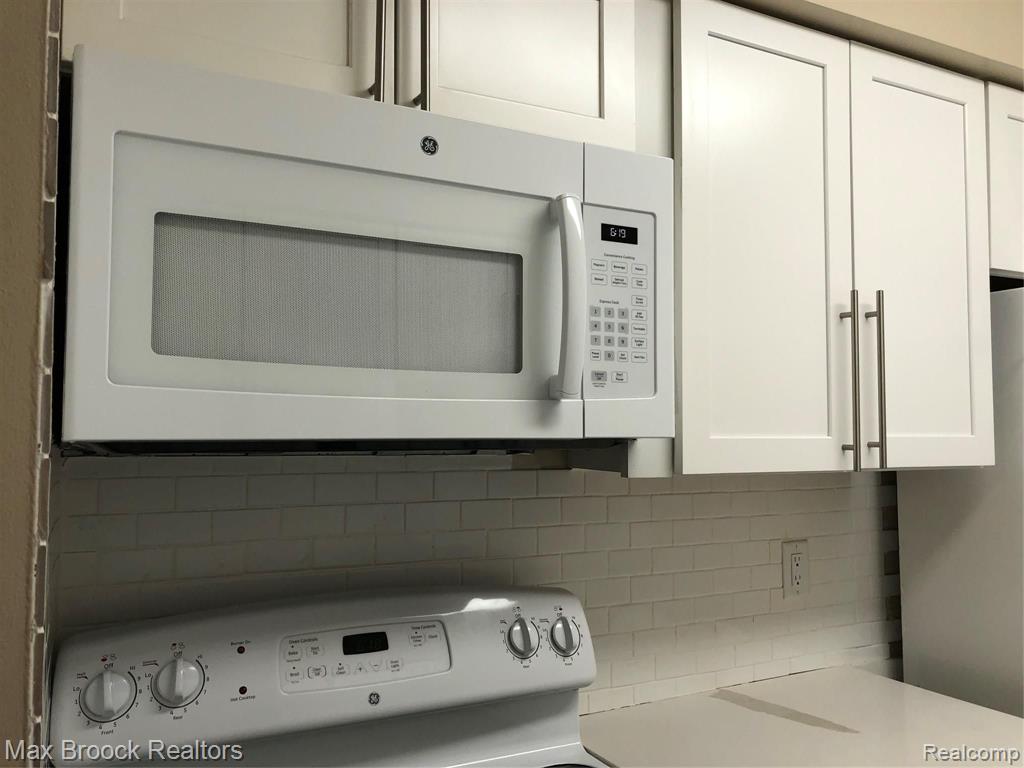 29880 West 12 Mile Road, Unit 812 Farmington, MI 48334 - Photo 5 of 14