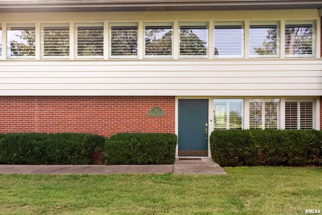$265,000 | 313 Country Club Lane, Harrisburg, IL 62946