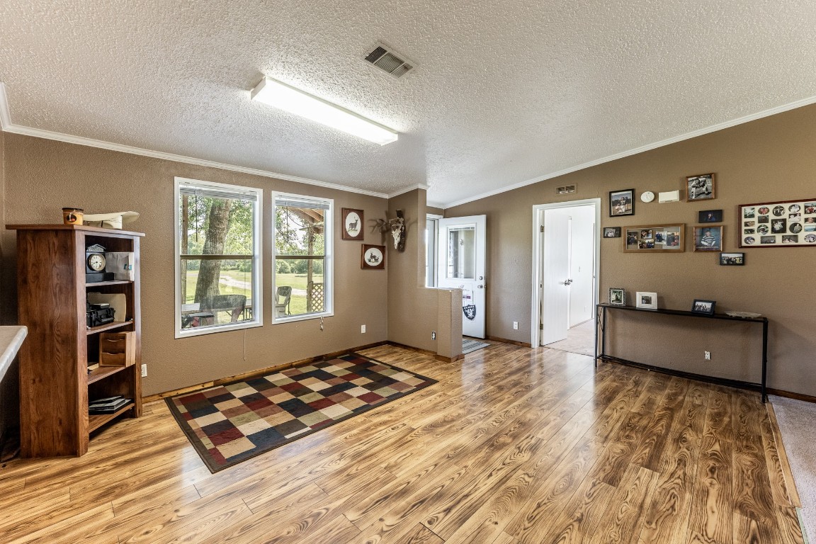 34 Harding Road Huntsville, TX 77340 - Photo 10 of 28 a spacious bedroom with a bed and a window
