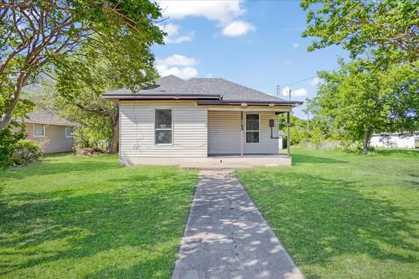 $1,450 | 407 Bonham Street, Tom Bean, TX 75491