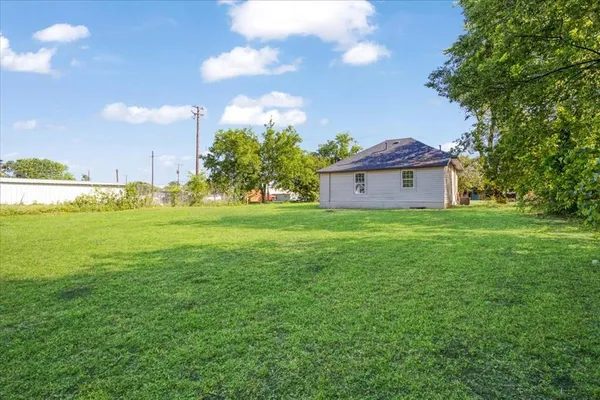 $1,300 | 407 Bonham Street, Tom Bean, TX 75491
