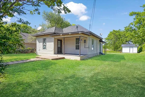 $1,300 | 407 Bonham Street, Tom Bean, TX 75491