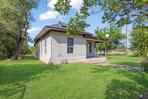 $1,300 | 407 Bonham Street, Tom Bean, TX 75491