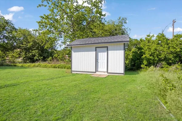 $1,300 | 407 Bonham Street, Tom Bean, TX 75491