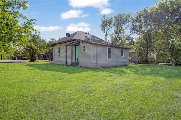 $1,300 | 407 Bonham Street, Tom Bean, TX 75491