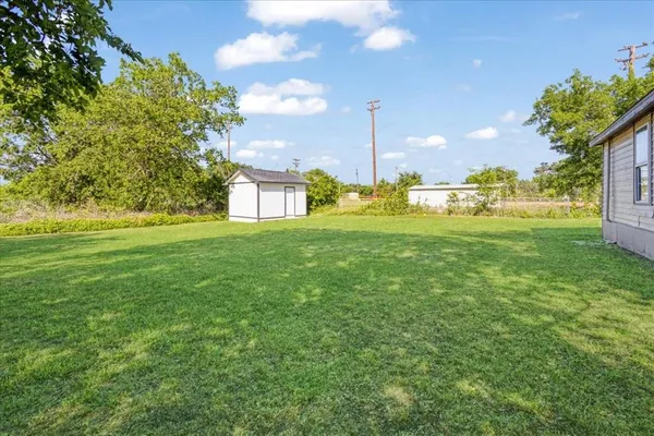 $1,300 | 407 Bonham Street, Tom Bean, TX 75491