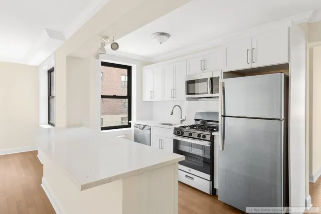 $525,000 | 4523 Broadway, Unit 3B | Hudson Heights