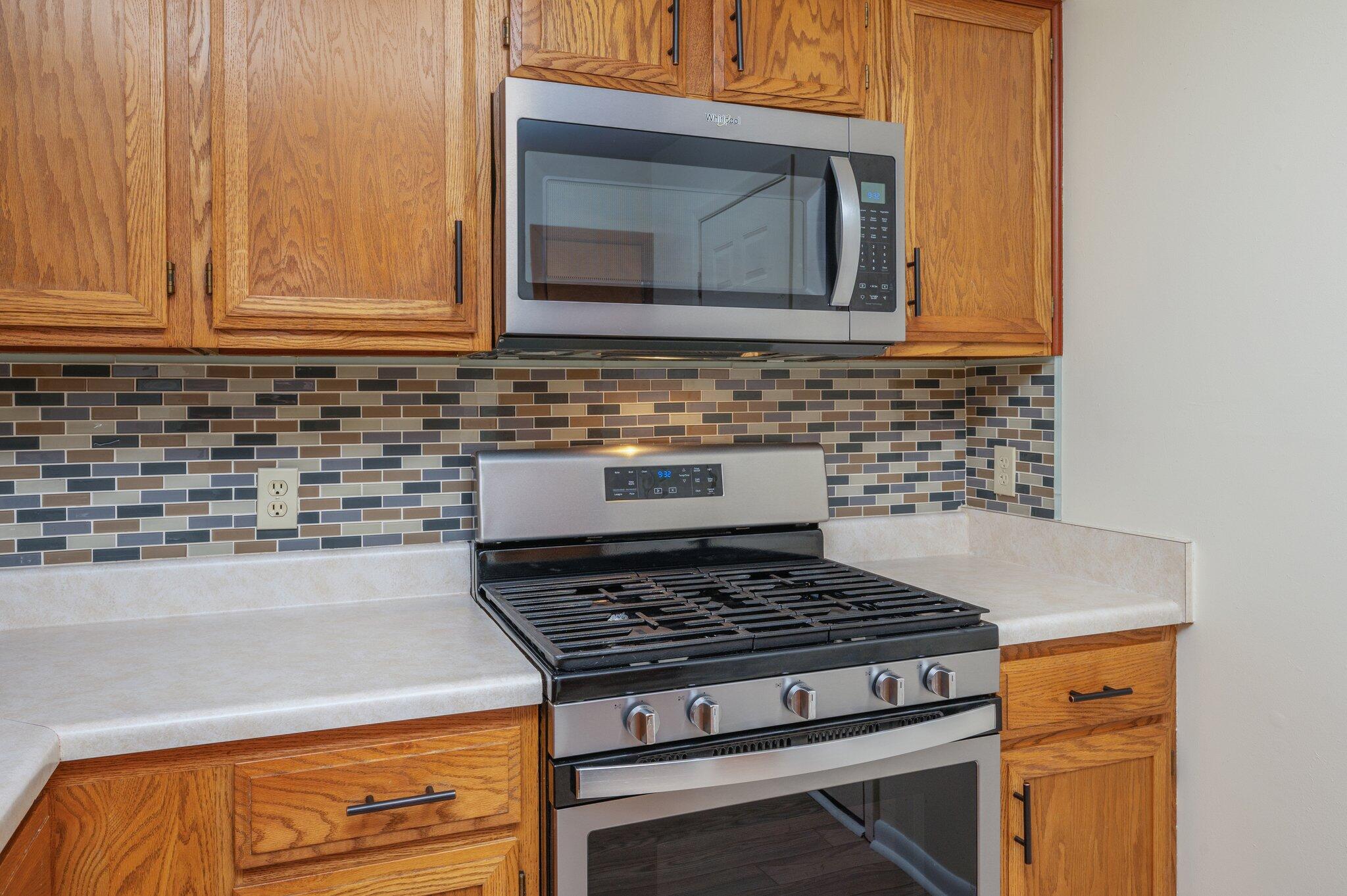 101 Cedar Ridge Way Niceville, FL 32578 - Photo 13 of 33 a stove top oven sitting inside of a kitchen