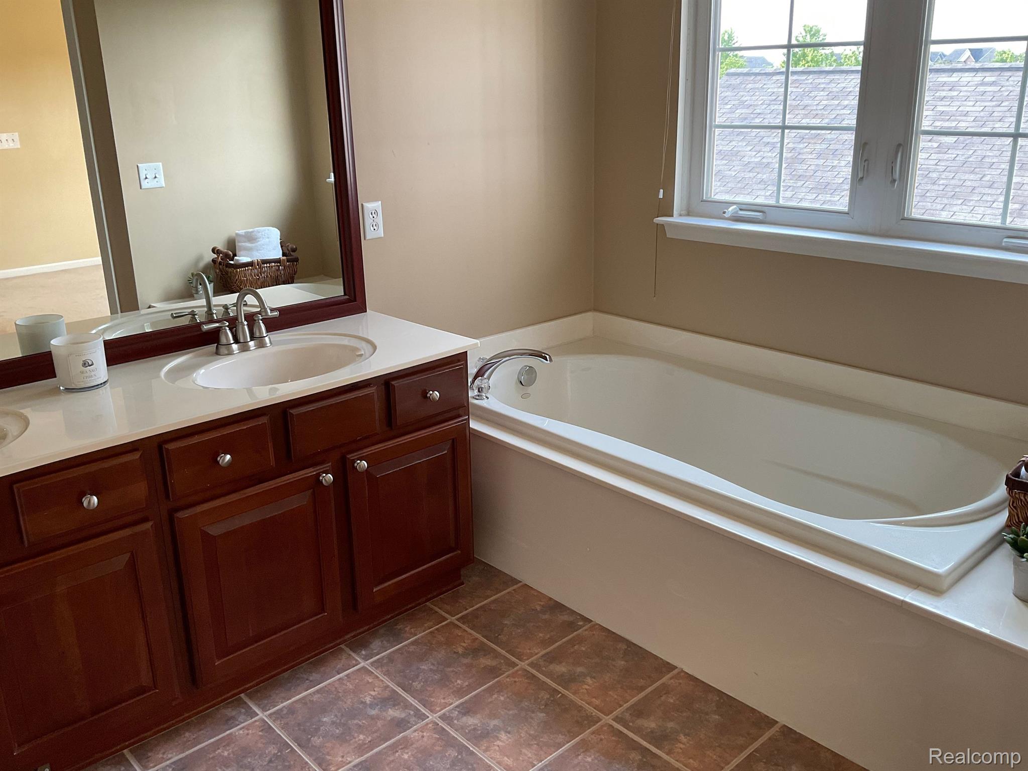 49802 Potomac Road Canton, MI 48188 - Photo 33 of 47 Garden tub