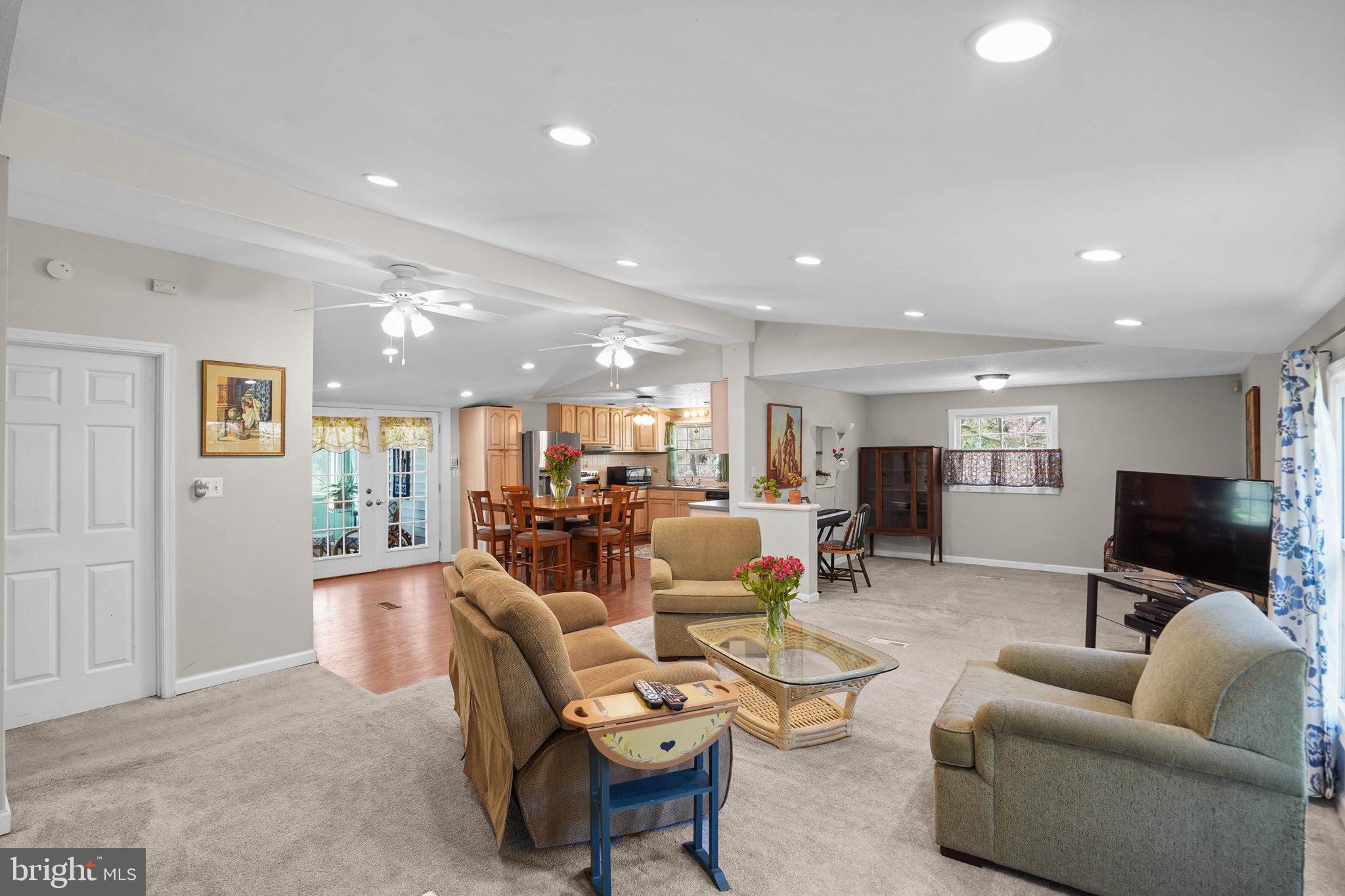 15775 Mt Calvert Road Upper Marlboro, MD 20772 - Photo 14 of 58 Living room & dining room
