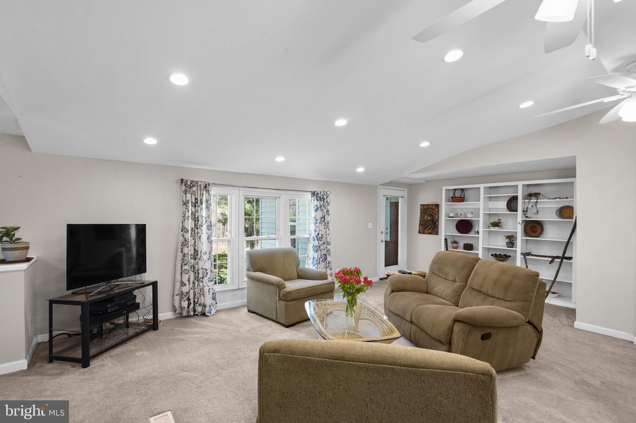 15775 Mt Calvert Road Upper Marlboro, MD 20772 - Photo 15 of 58 Vaulted ceiling, glass door is office