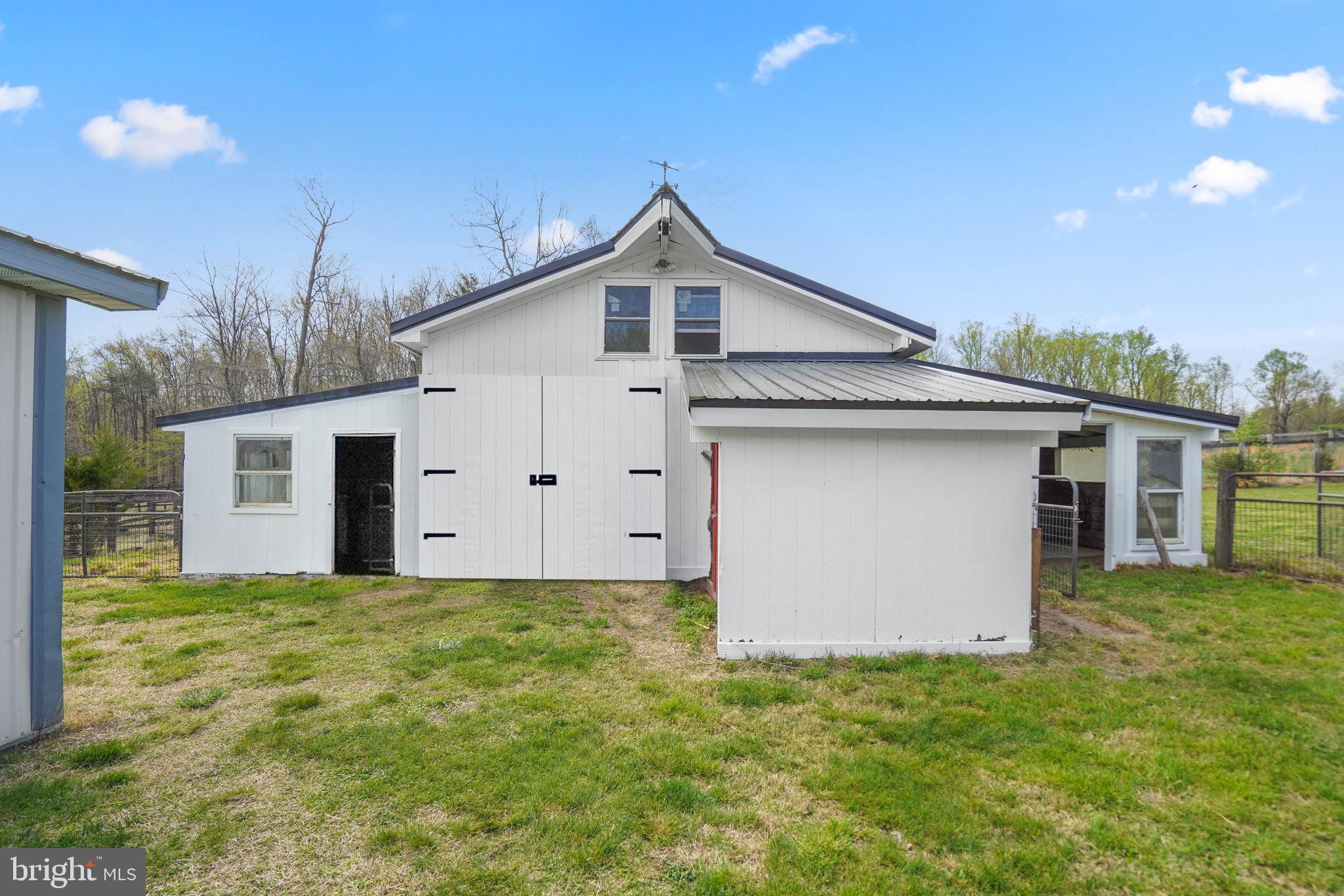 15775 Mt Calvert Road Upper Marlboro, MD 20772 - Photo 39 of 58 Barn with doors closed
