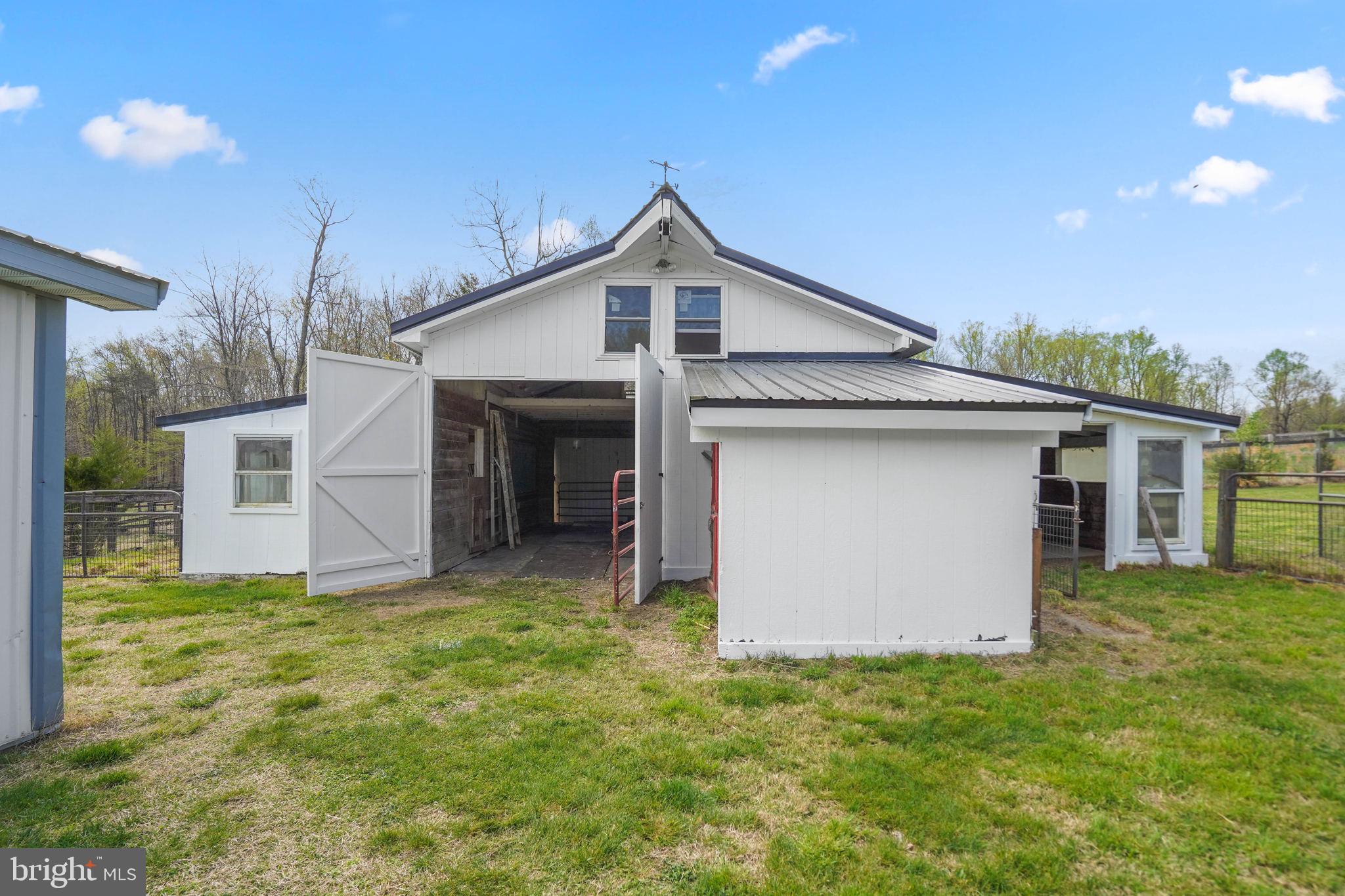 15775 Mt Calvert Road Upper Marlboro, MD 20772 - Photo 40 of 58 Barn w/ open doors