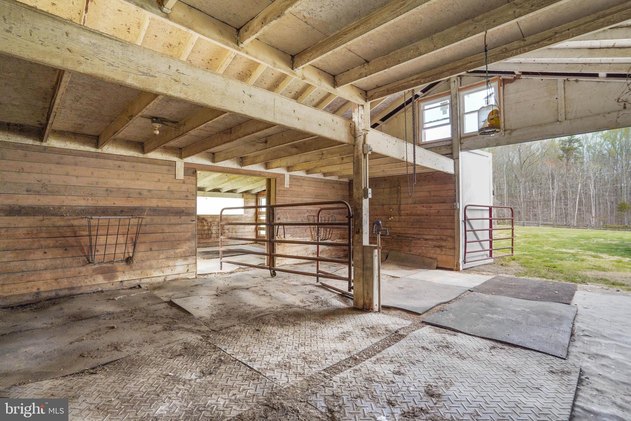 15775 Mt Calvert Road Upper Marlboro, MD 20772 - Photo 43 of 58 Inside barn