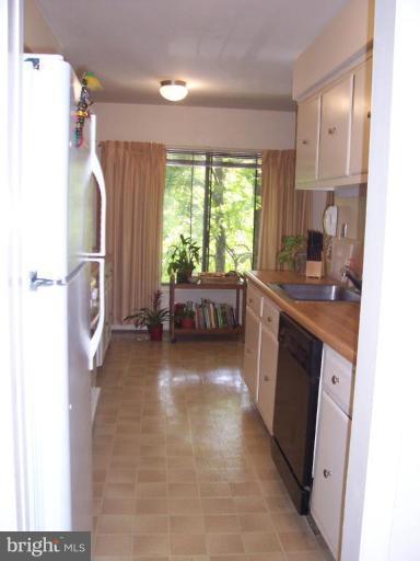 5248 West Running Brook Road, Unit 301 Columbia, MD 21044 - Photo 14 of 24 KITCHEN WITH ROOM FOR EAT-IN BISTRO TABLE