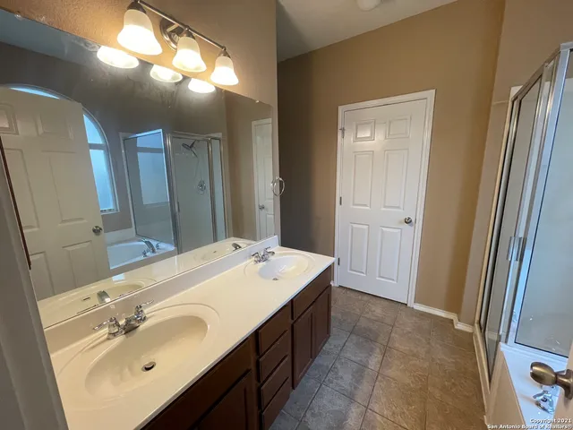 $1,600 | 745 Hollow Ridge, Schertz, TX 78108