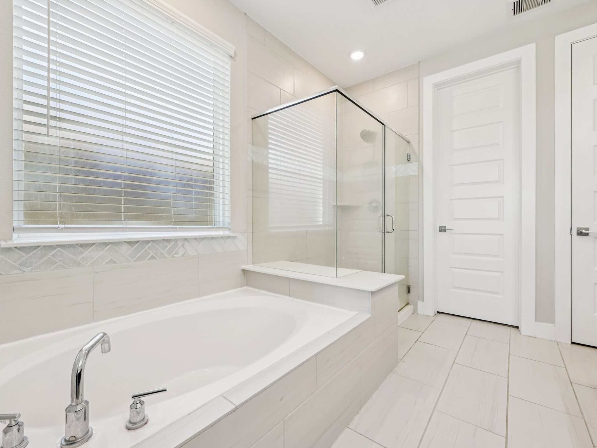 2505 Hatton Terrace Lane Pearland, TX 77089 - Photo 26 of 44 a bathroom with a bathtub and a shower
