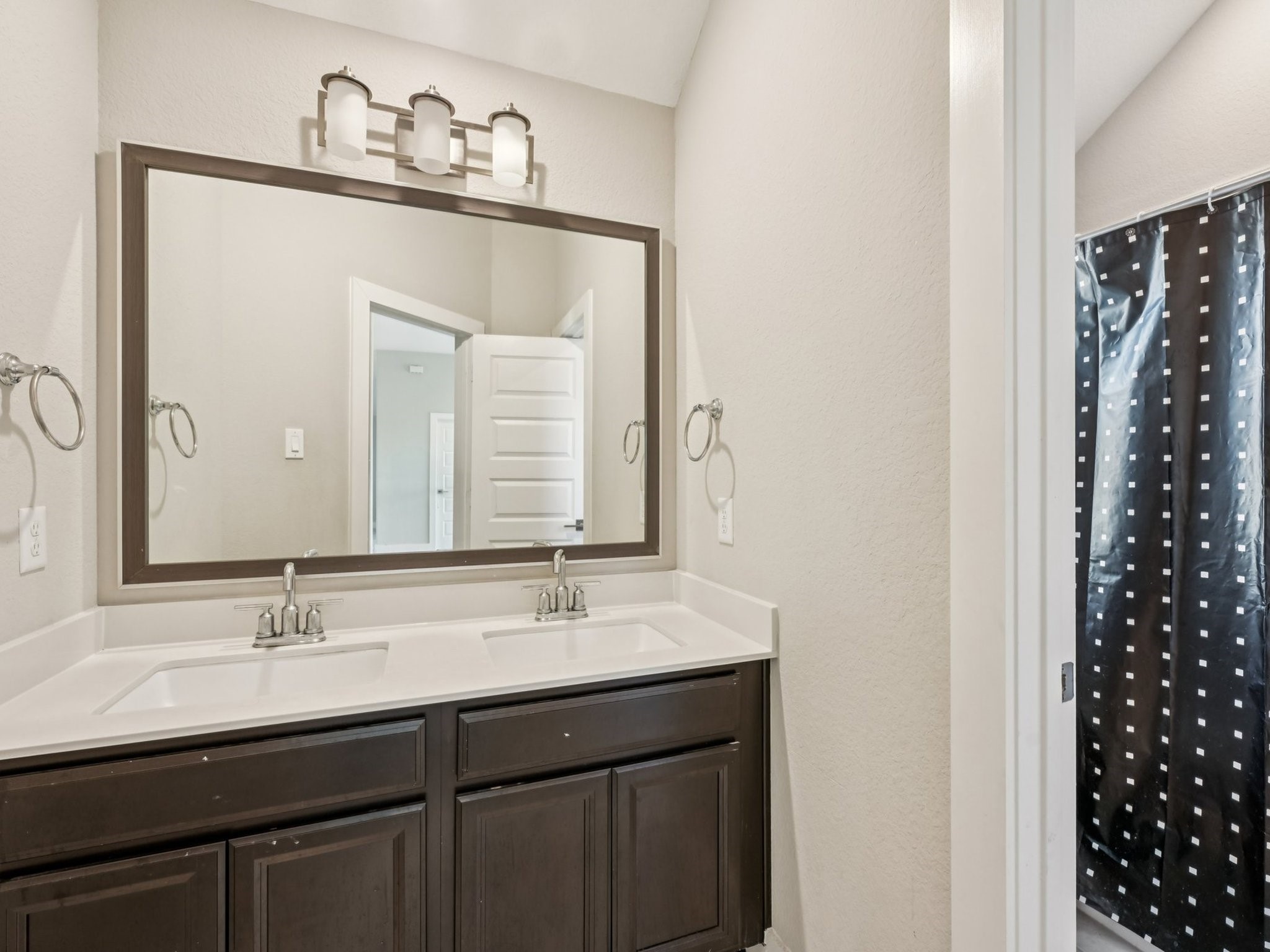 2505 Hatton Terrace Lane Pearland, TX 77089 - Photo 33 of 44 a bathroom with a sink and a mirror