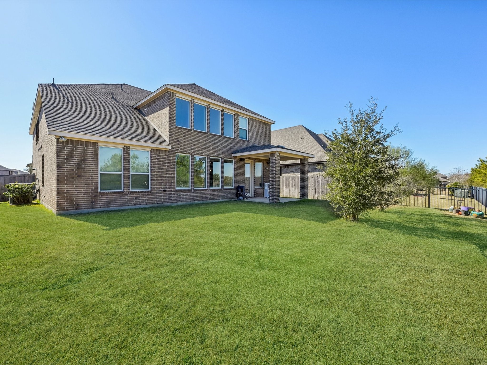 2505 Hatton Terrace Lane Pearland, TX 77089 - Photo 35 of 44 a front view of a house with a garden