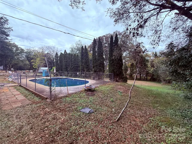 a view of a backyard