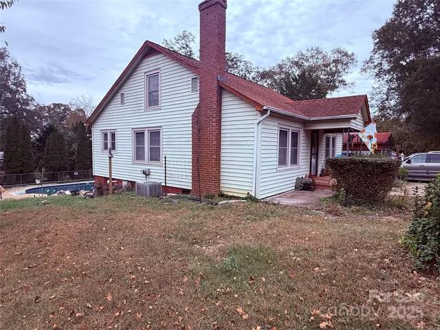 a view of a house with backyard