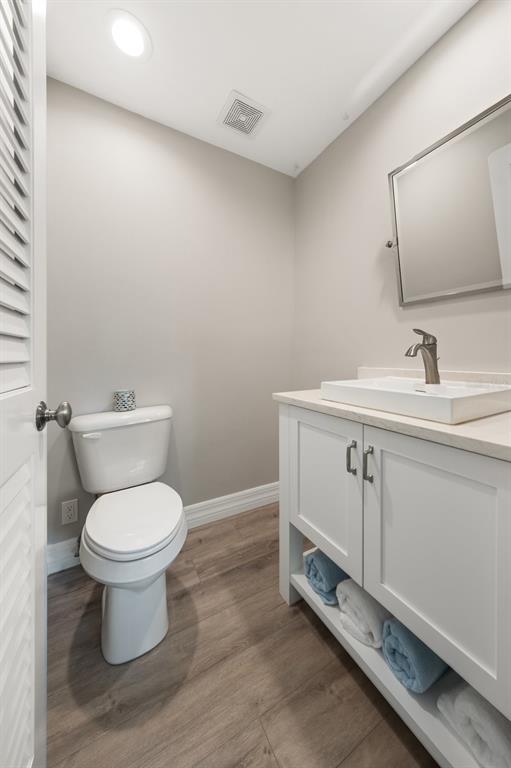 1701 Pinehurst Road, Unit 17G Dunedin, FL 34698 - Photo 13 of 30 a bathroom with a toilet sink and mirror