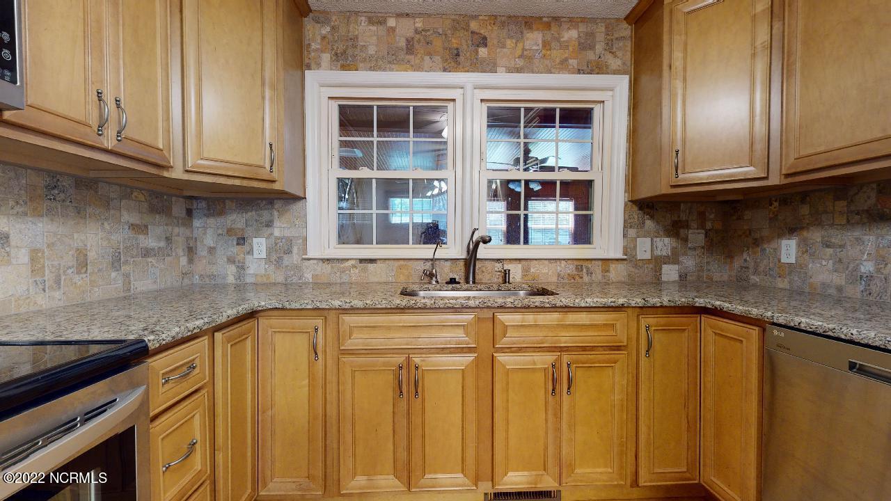 203 Nottingham Road Jacksonville, NC 28546 - Photo 12 of 36 203-Nottingham-Rd-08192022_110830