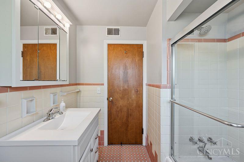 5427 Fox Road Cincinnati, OH 45239 - Photo 17 of 25 Gallery Image 17