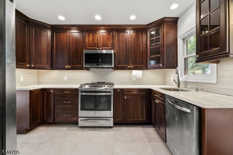 54 Chestnut Avenue Park Ridge, NJ 07656 - Photo 7 of 38 Gallery Image 7