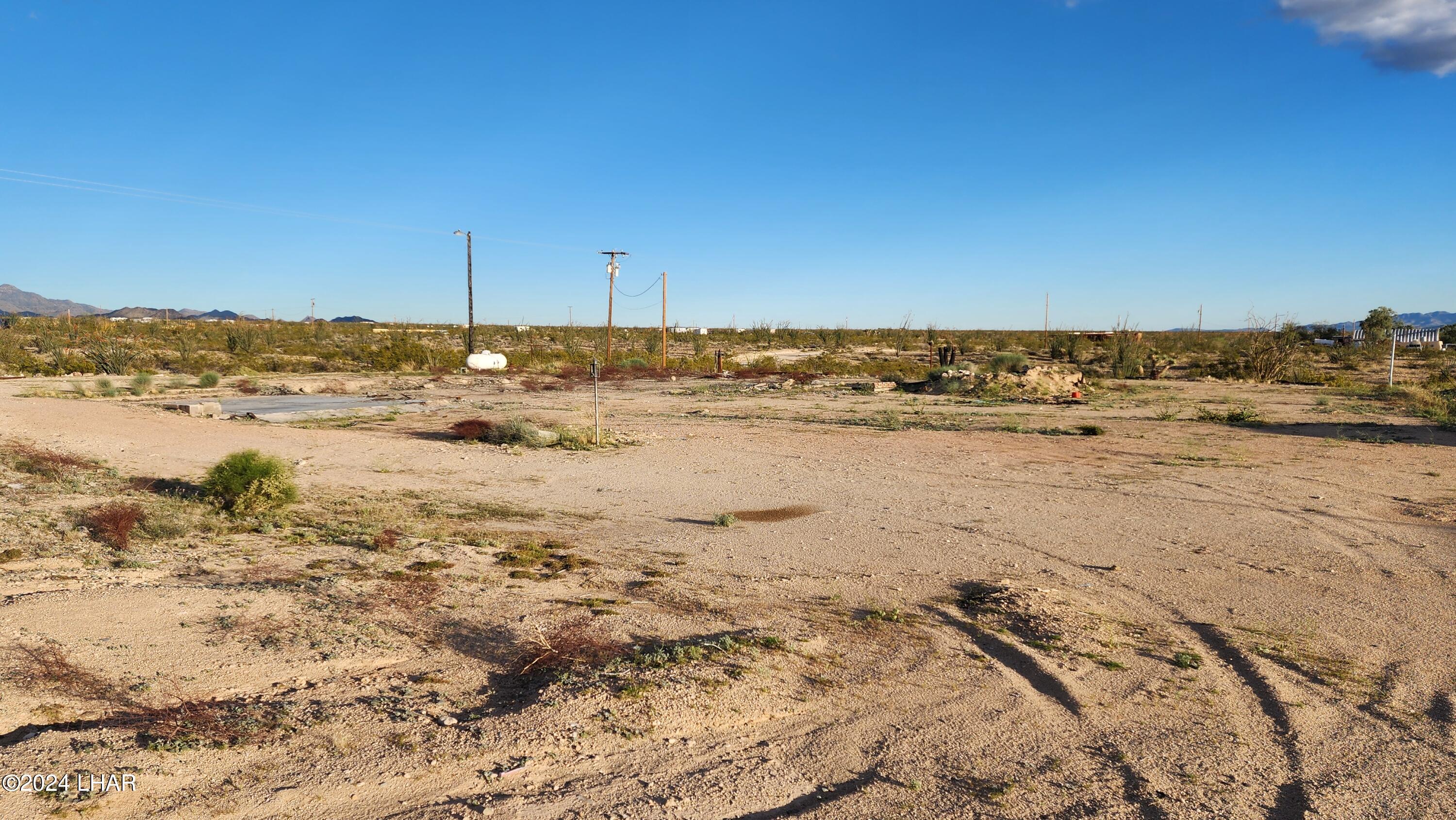 14279 Anegam Road Yucca, AZ 86438 - Photo 24 of 35 20240414_181642