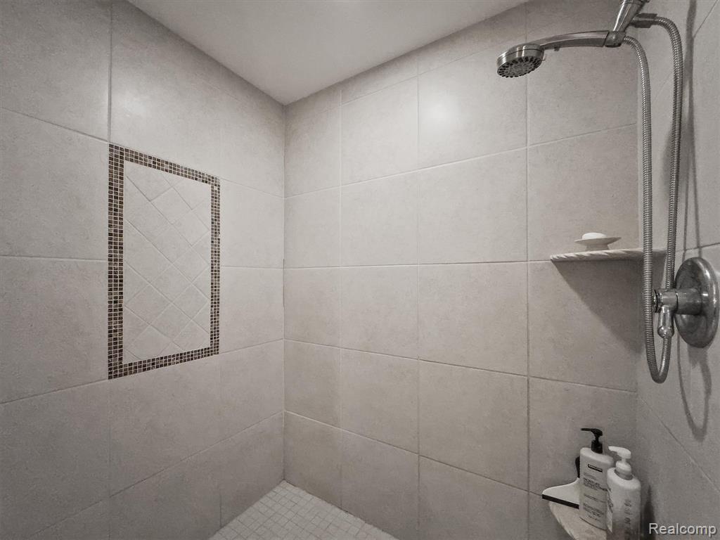 5484 Waldon Road Clarkston, MI 48348 - Photo 45 of 58 Gallery Image 45