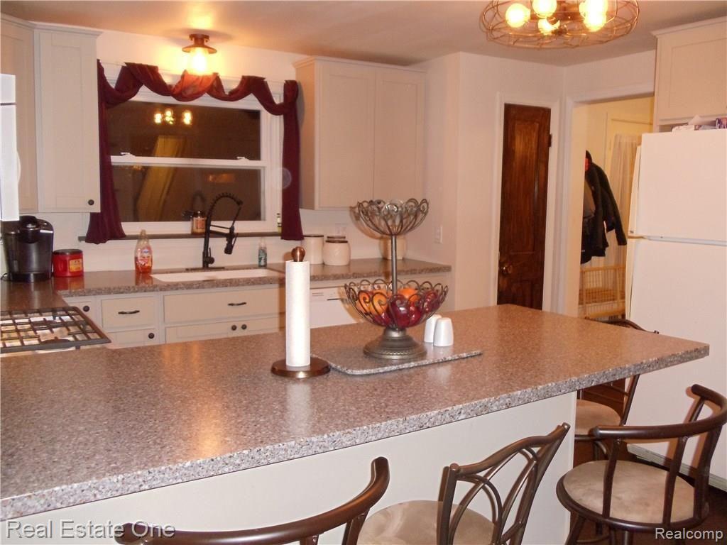 1806 Sandy Creek Road Monroe, MI 48162 - Photo 7 of 36 Newly remodeled(2016) kitchen