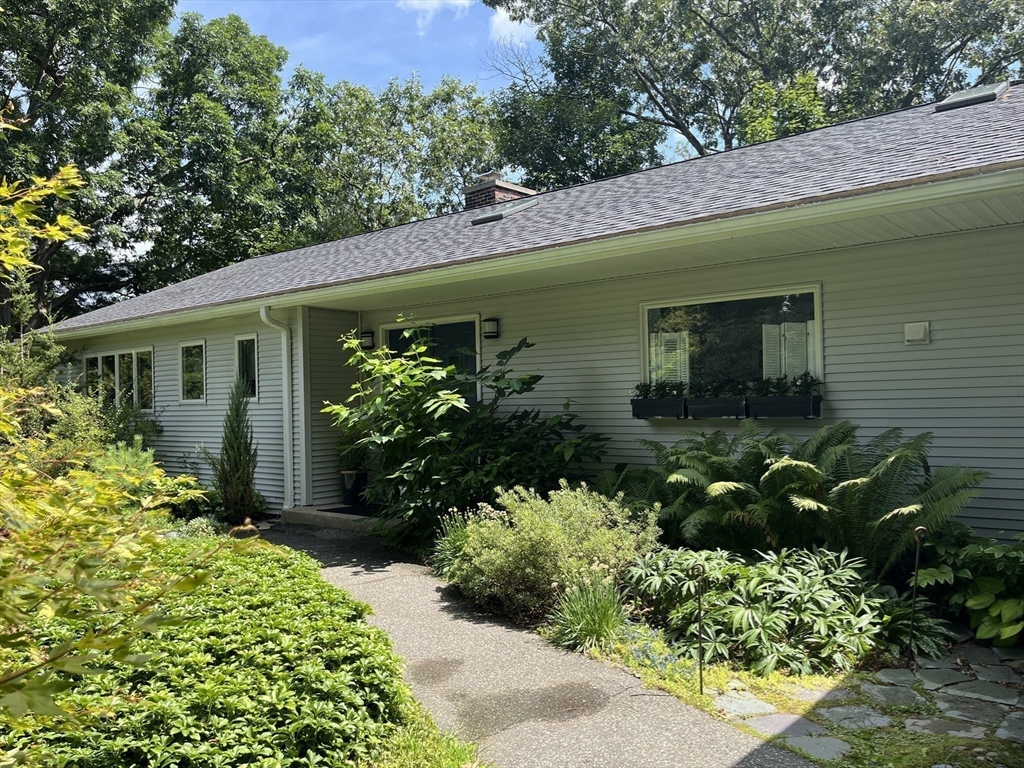 32 Pinehurst Road Holyoke, MA 01040 - Photo 4 of 38 Gallery Image 4