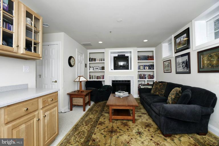 4490 Reservoir Road Northwest Washington, DC 20007 - Photo 14 of 21 Family Room