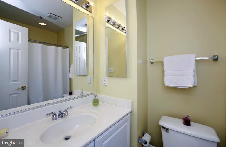 4490 Reservoir Road Northwest Washington, DC 20007 - Photo 18 of 21 Bedroom three's en suite bath